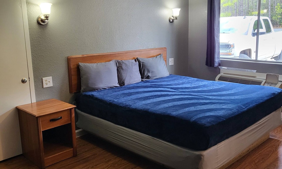 Livingston Apartment | 2 queen beds hotel studio 107 Hot tub