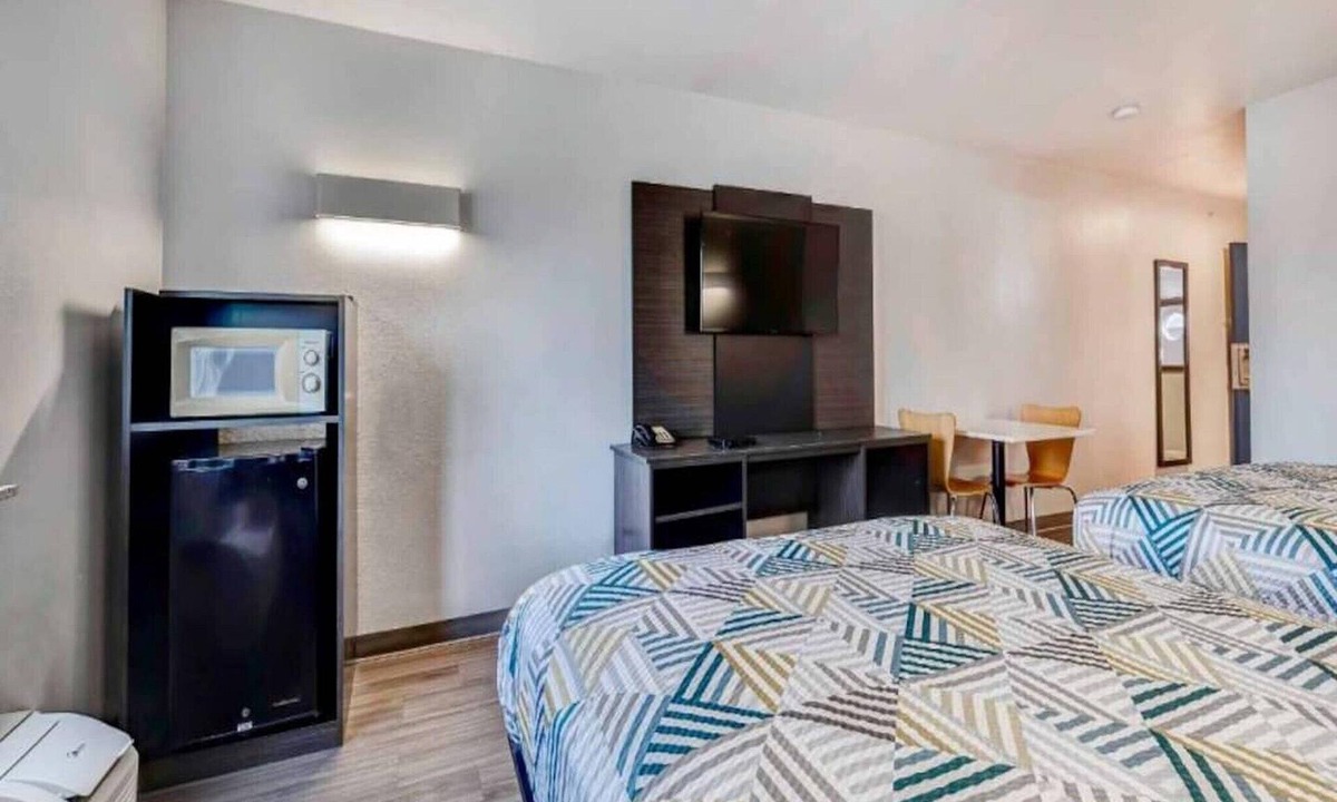 Balch Springs Apartment | 2 Queen Beds | Mobil Access Tub Nsmk Micfridg