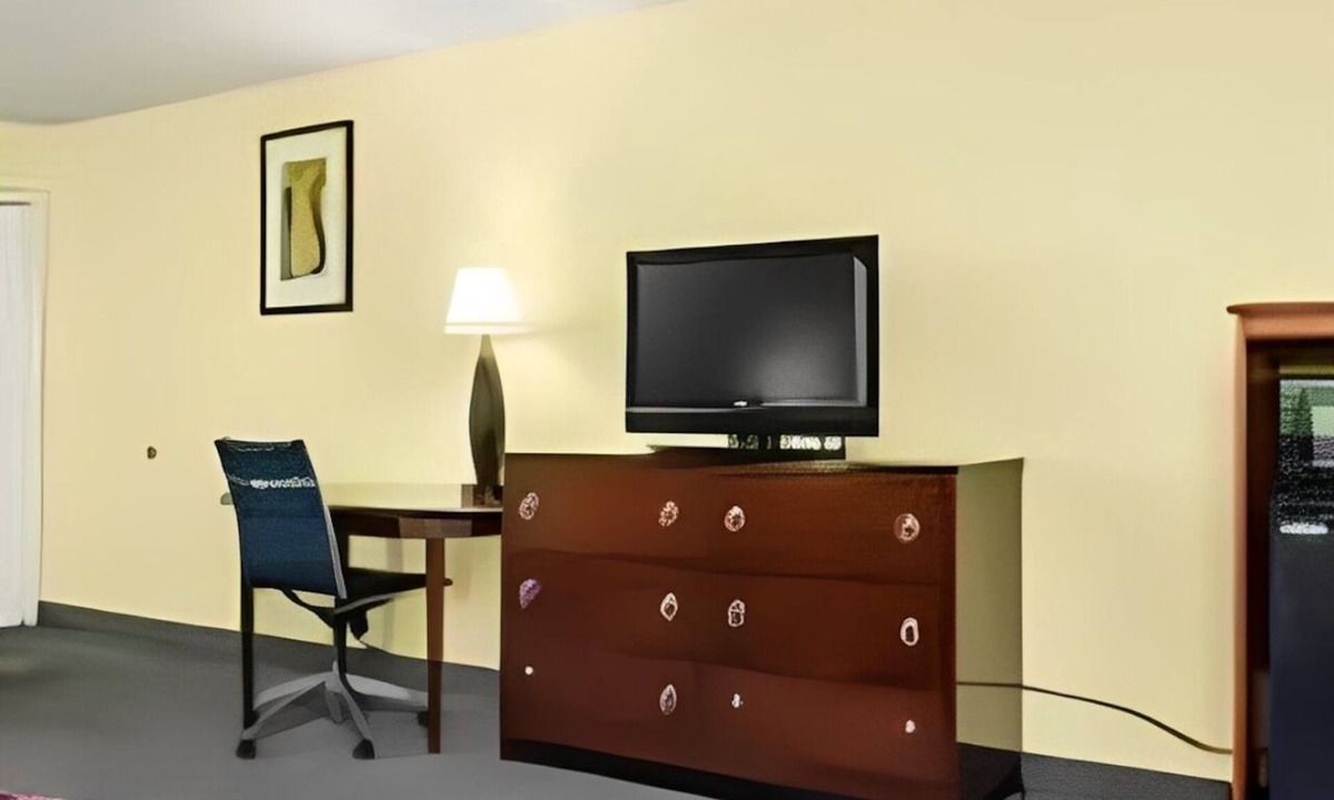 Orlinda Hotel | 2 Queen Beds near Kentucky Science Center | Efficiently Near I-65 | Free Parking