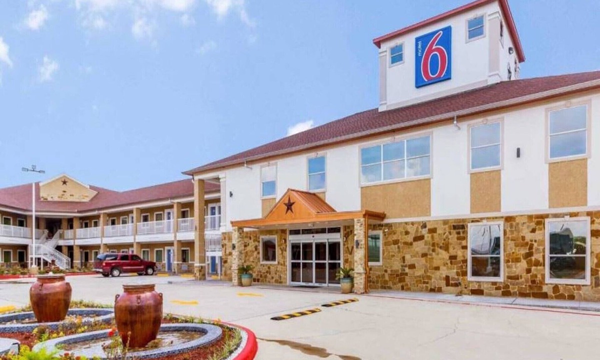 Greater Greenspoint Apartment | 2 Queen Beds | Smoking, Micfridge