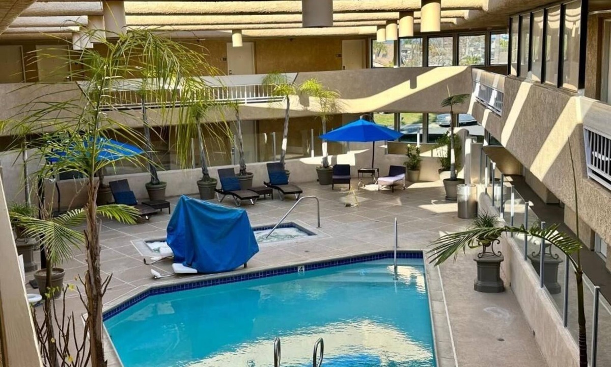 Old Towne Hotel | 2 Queen Jacuzzi Balcony Stay Near Beach, Pier and Main Street with Parking