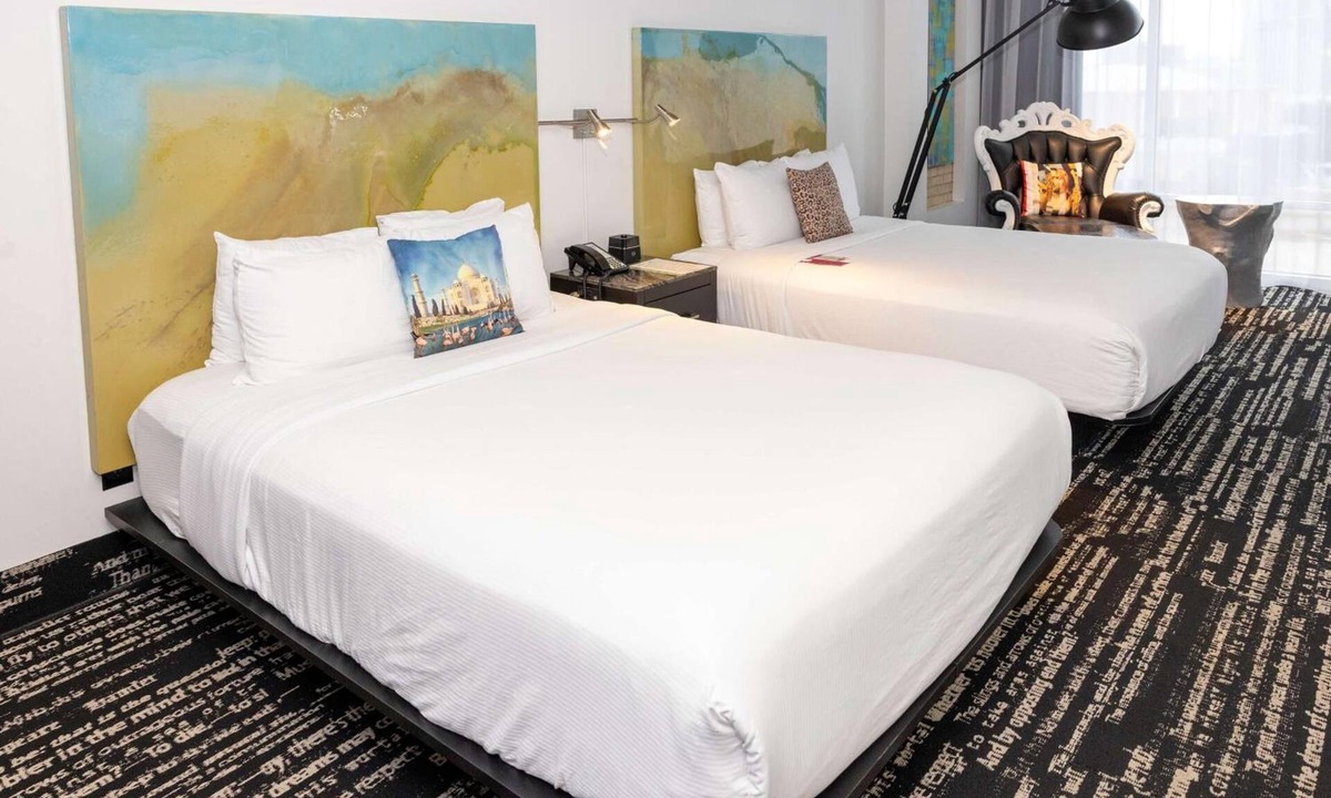 Cedars Hotel | 2 Queen | Lorenzo by Hilton | Skyline Pool, City Center 6 Min, Deep Ellum 7 Min