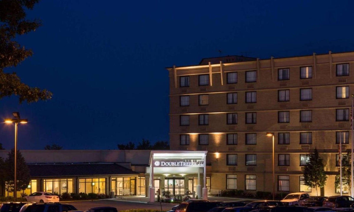 West Laurel Hotel | 2 Queens + Free Parking & Shuttle & Gym