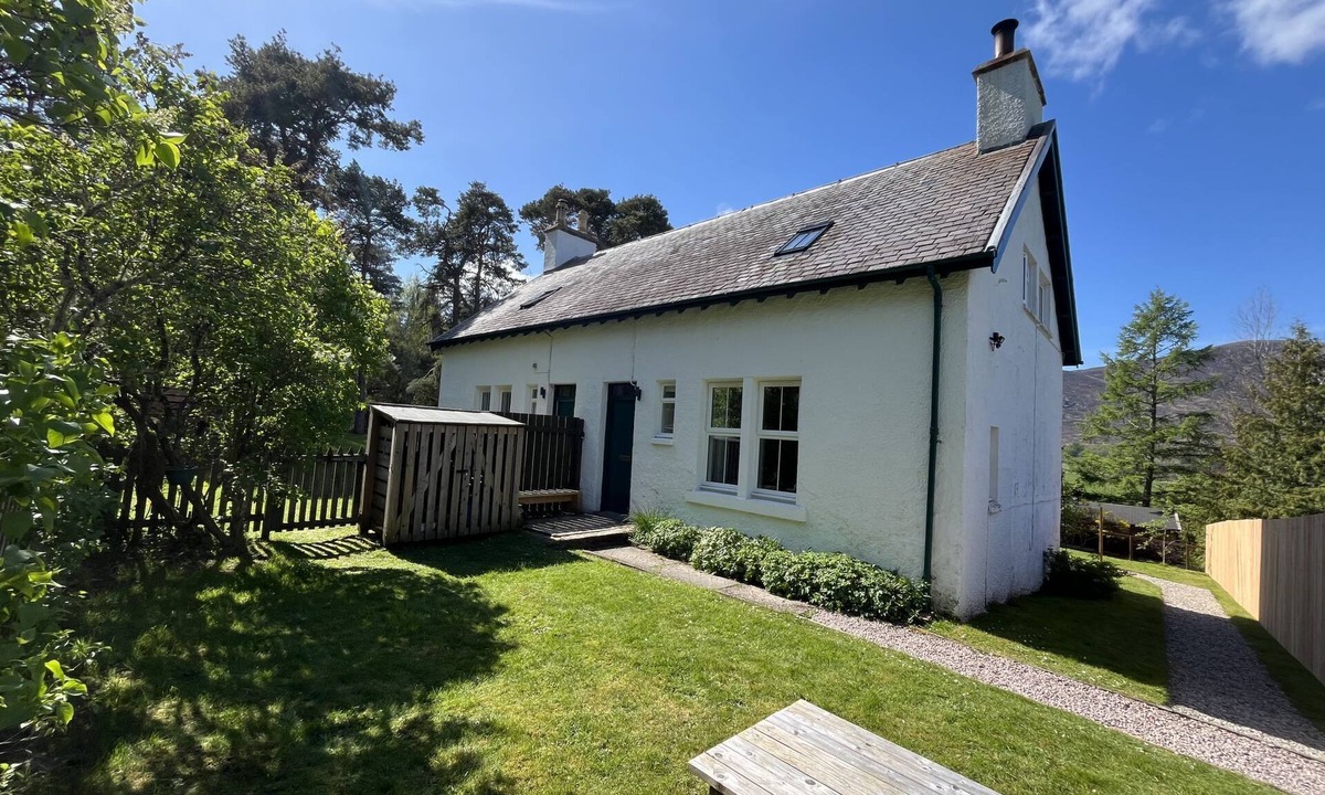 Alvie House | 2 Railway Cottage by Interhome