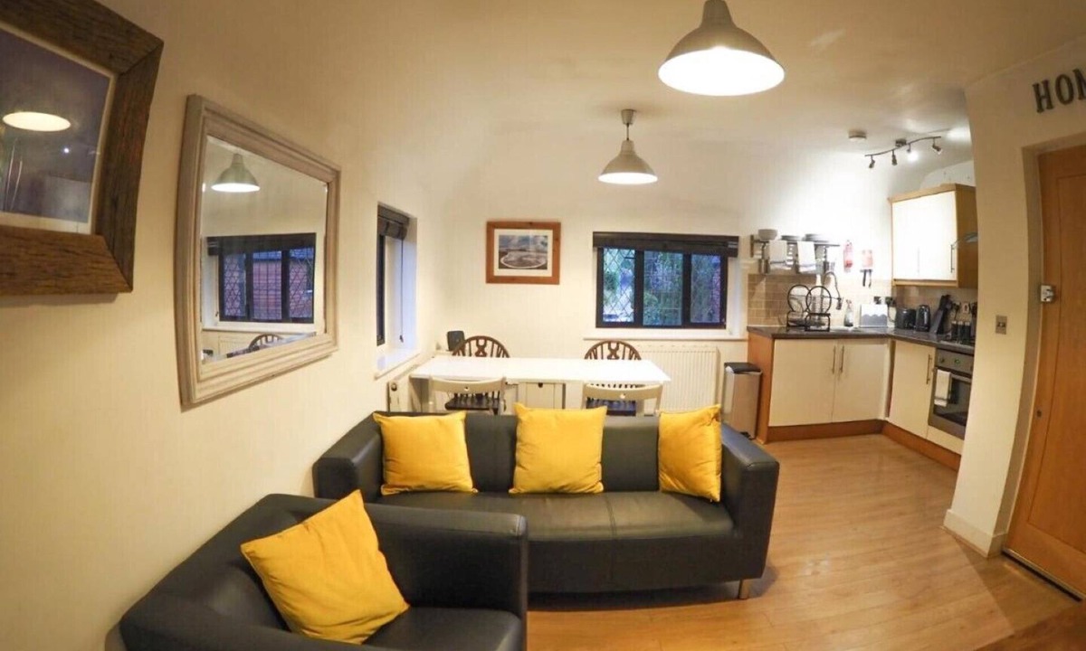 Uckfield House | 2 Ringles Place