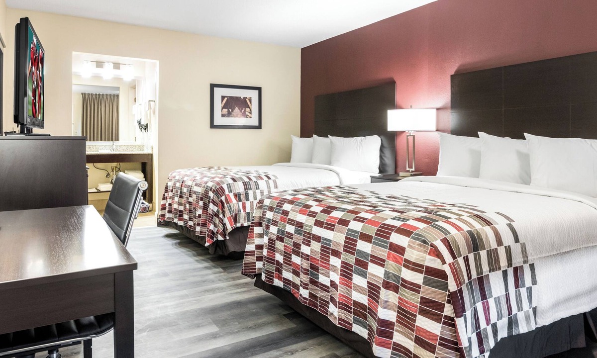 Dandridge Hotel | 2 Road Trip Ready Rooms w/Parking Near Knocks & Outdoor Adventures