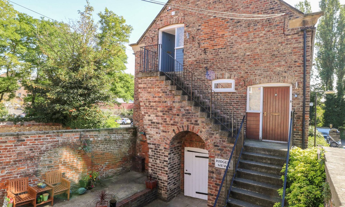 Malton Cottage | 2 RODGERS MEWS, romantic, character holiday cottage in Malton