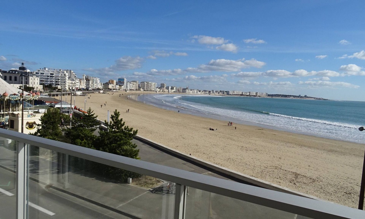 Les Sables d'Olonne Apartment | 2-room apartment facing the beach with balcony, equipped kitchen and TV