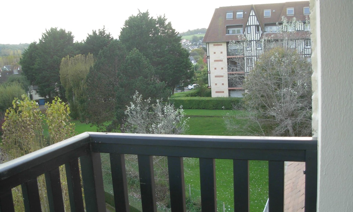 Villers-sur-Mer Apartment | 2 room apartment for 4 persons balcony 150 m from the beach and shops