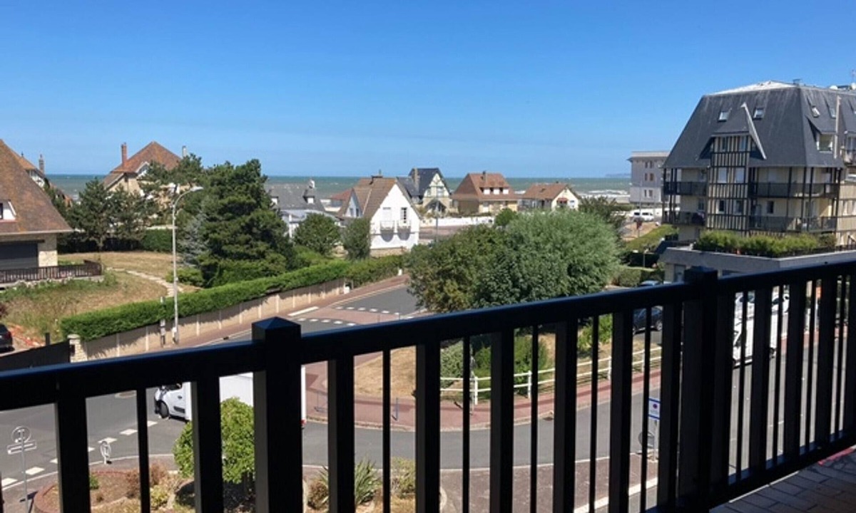 Villers-sur-Mer Apartment | 2-room apartment with balcony steps from the beach, WIFI and parking