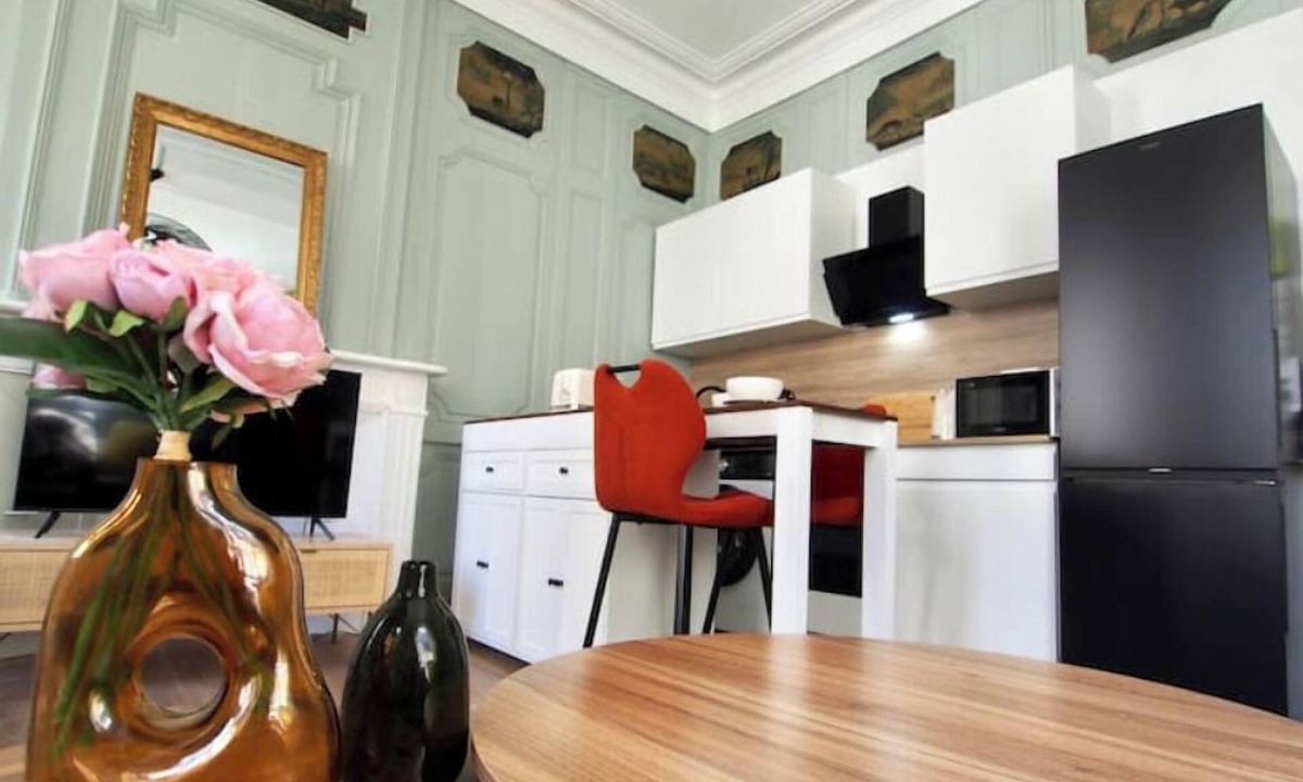 Auch Apartment | 2-room apartment, 17th century building.