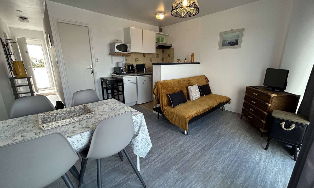 Noirmoutier-en-l'Ile Apartment | 2-room apartment with balcony, near the beach