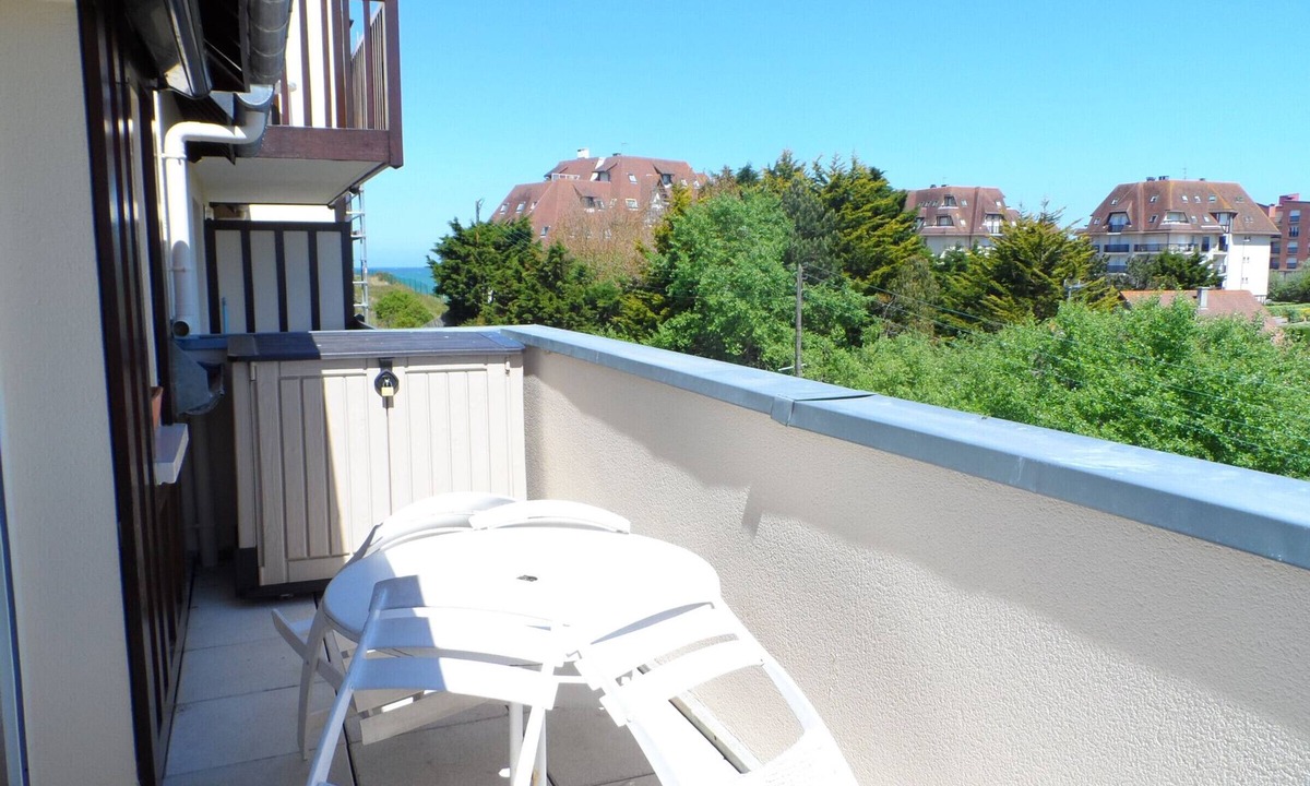 Cabourg Apartment | 2-room apartment in Cabourg, near beach, pets allowed, terrace