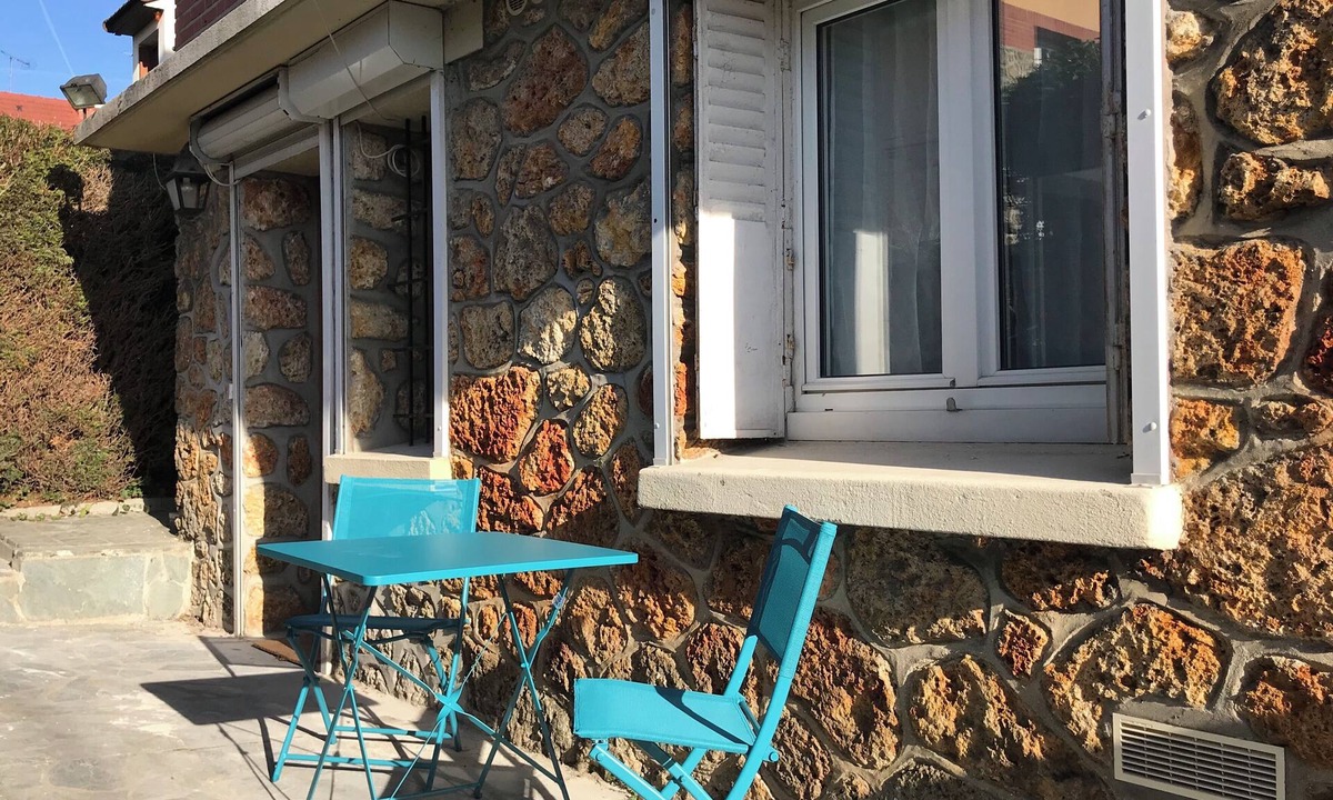 Bievres Apartment | 2-room apartment in quiet neighborhood