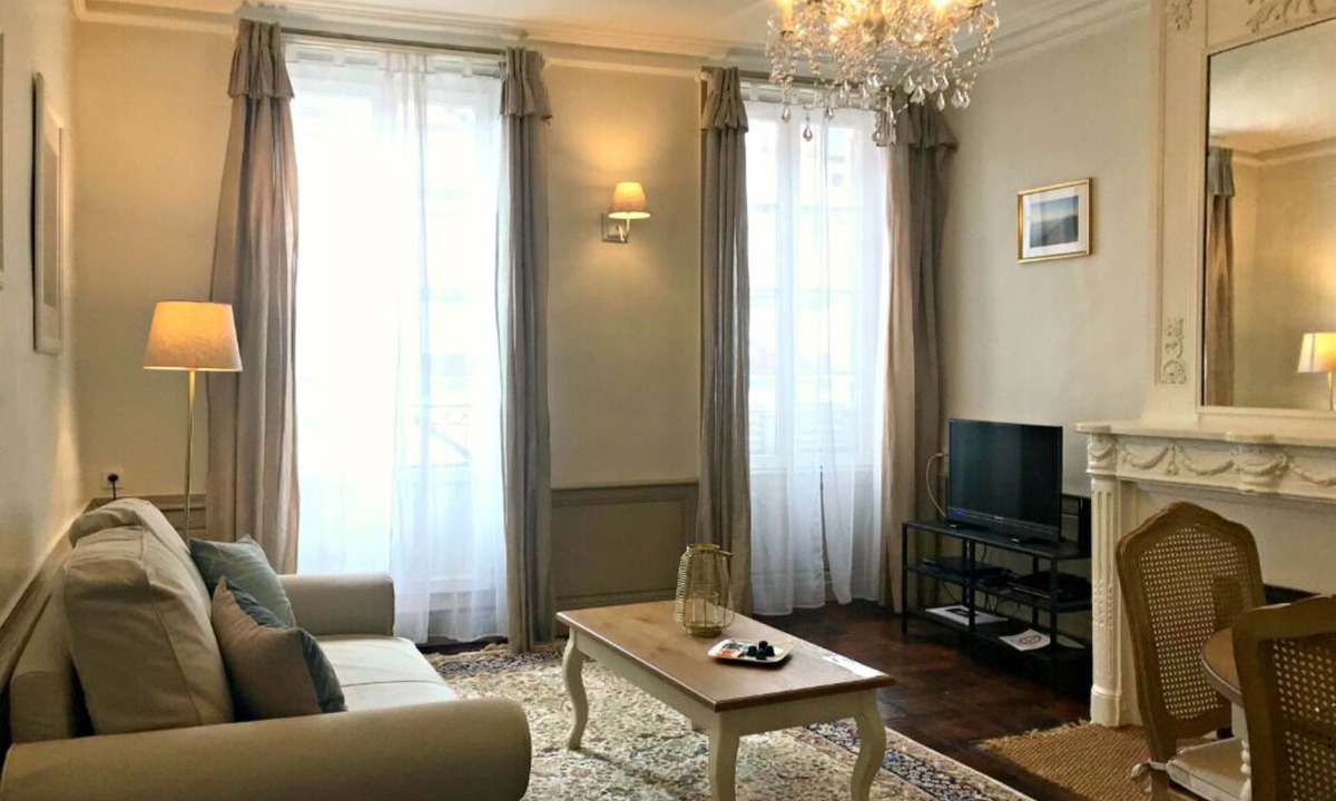 Bayeux Apartment | 2-ROOM APARTMENT WITH VIEW ON CATHEDRAL, IN HISTORIC CLASS BUILDING