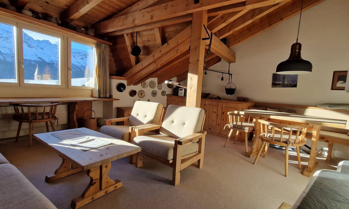 Silvaplana Apartment | 2-room attic flat with fireplace