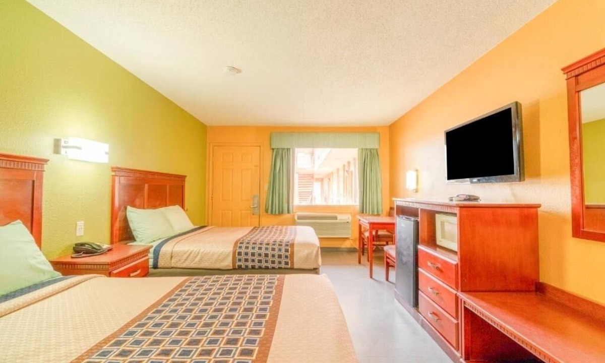 Denver City Hotel | 2-Room Budget Stay w/2 Full Beds & Tub for Relaxation