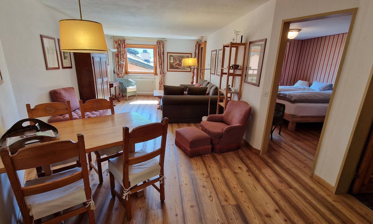 Silvaplana Apartment | 2-room flat, height underground parking, cosy living room with sheltered balcony