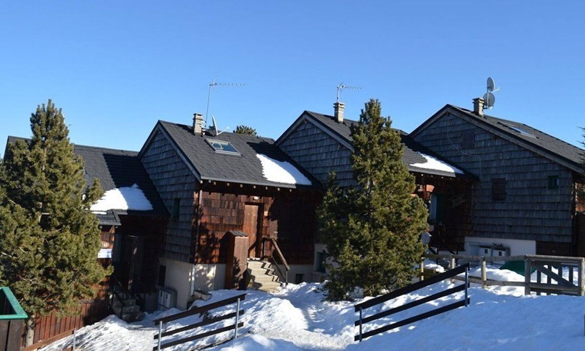 Pyrenees 2000 Ski Chalet | 2-room mezzanine chalet for 7, pets allowed, balcony, equipped kitchen