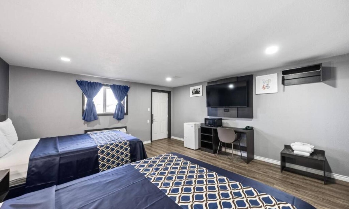 Cleburne Hotel | 2 Rooms Ideal for Family Trips Near Cleburne City Center | Free Onsite Parking