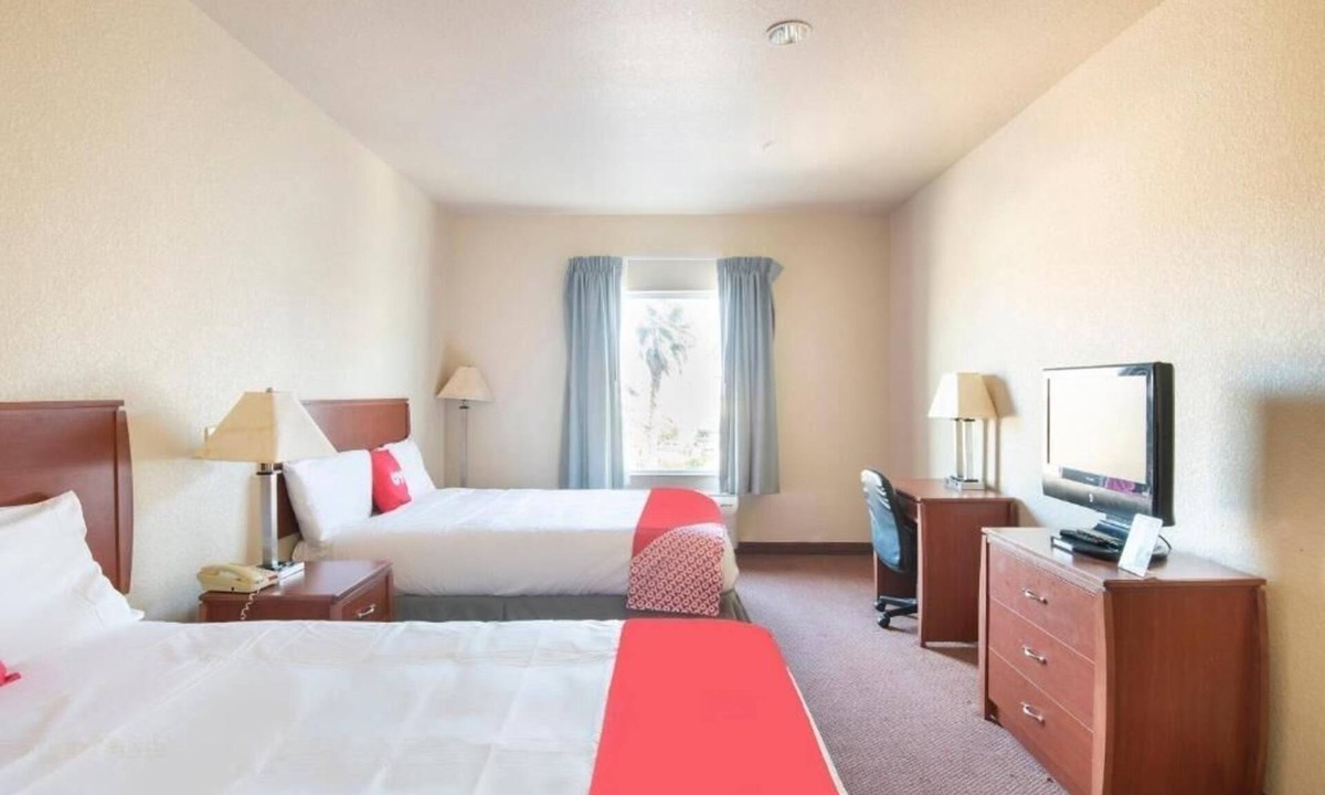 Clute Hotel | 2 Rooms with Private Bathroom Near Clute Lake – Affordable Stay