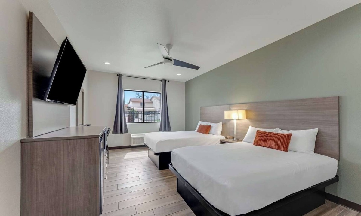 Eastside Promise Neighborhood Hotel | 2 Spacious Rooms Near River Walk w/Free Breakfast - Ideal for Family Trips