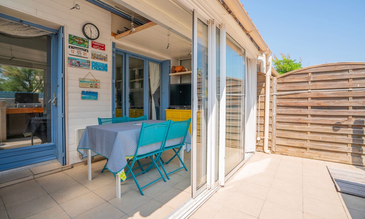 Frontignan Apartment | 2-Star Apartment "Chez Domi résidence front de mer" with Terraces & Wi-Fi
