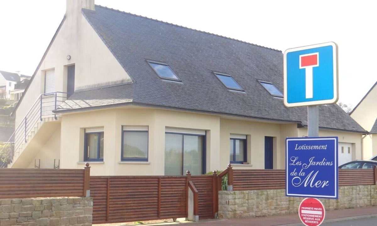 Saint-Pol-de-Leon Apartment | .2 STAR B&B by the sea