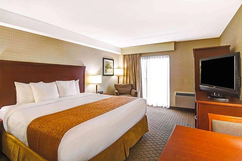 Rosemount Hotel | 2-Star Hotel ∙ Quality Inn - Kitchener