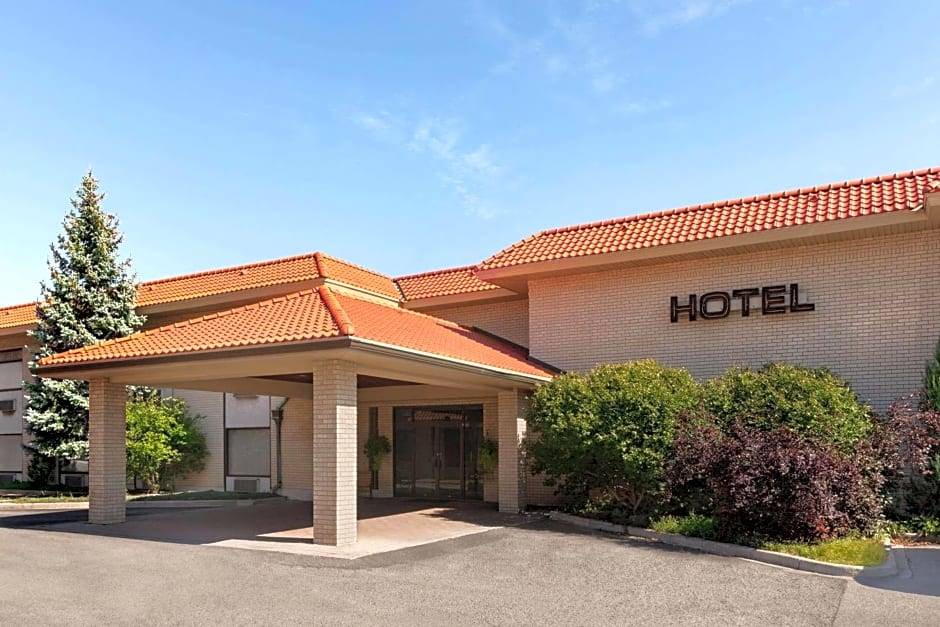 Windsor Hotel | 2-Star Hotel ∙ Howard Johnson Plaza by Wyndham Windsor