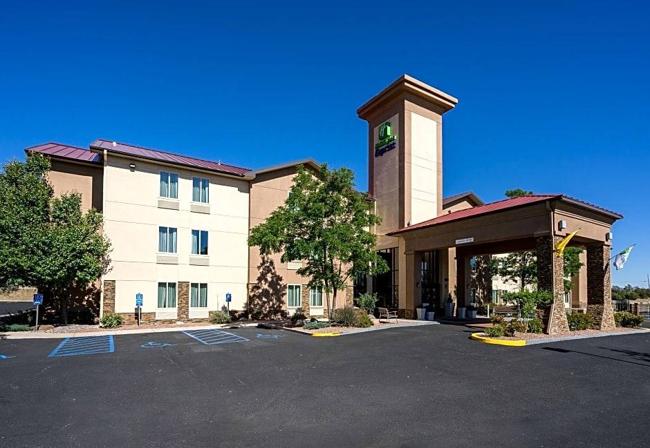Tyrone Hotel | 2-Star Hotel ∙ Holiday Inn Express Silver City, an IHG Hotel