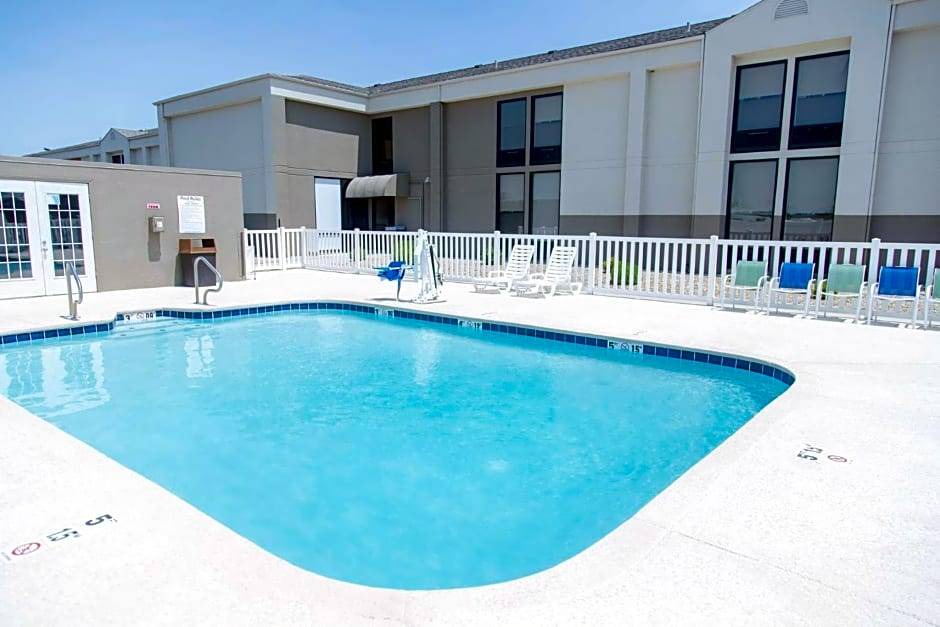 Marshfield Hotel | 2-Star Hotel ∙ Holiday Inn Express Marshfield - Springfield Area, an IHG Hotel