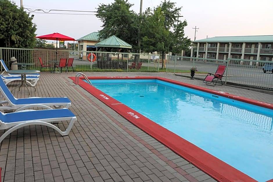 Gananoque Hotel | 2-Star Hotel ∙ Quality Inn & Suites 1000 Islands