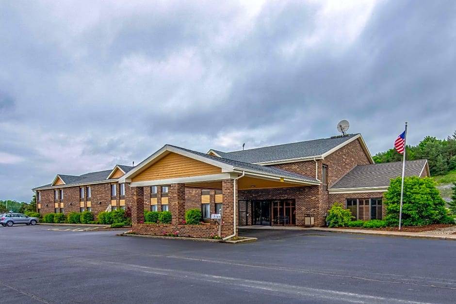 Tully Hotel | 2-Star Hotel ∙ Quality Inn Tully I-81