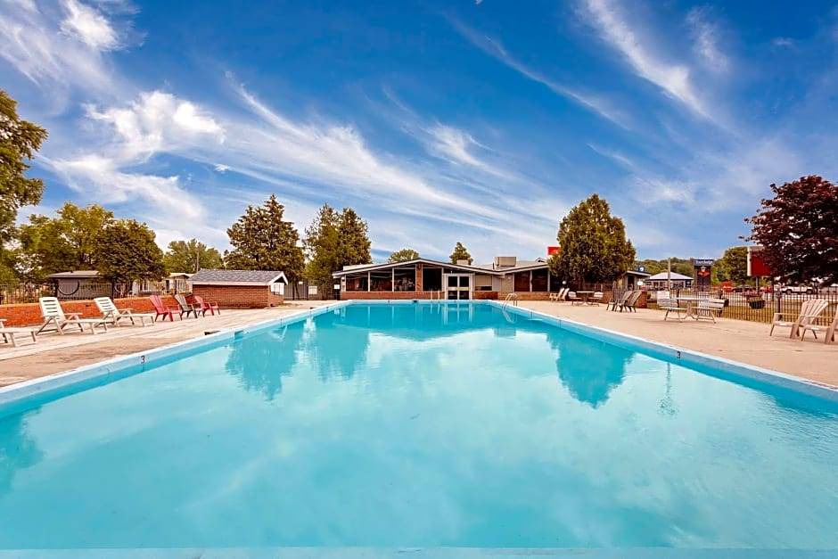 Gananoque Hotel | 2-Star Hotel ∙ Ramada by Wyndham Gananoque Provincial Inn