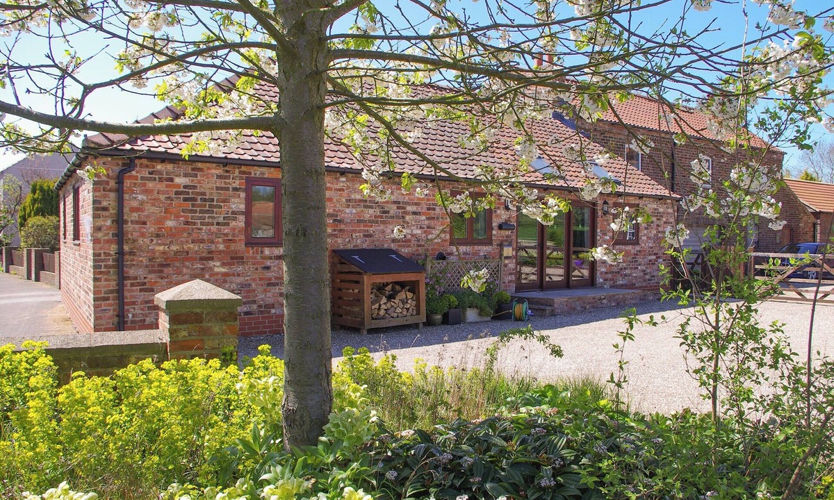 Helperthorpe Cottage | 2 steps to entrance.