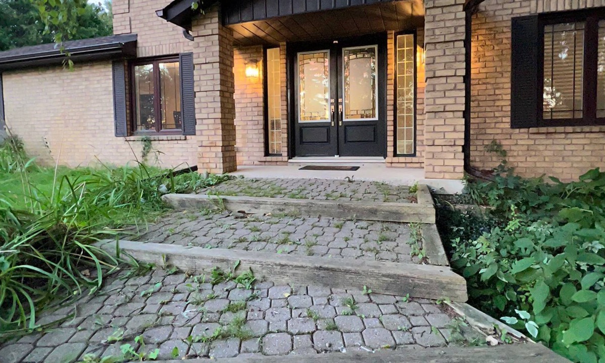 Sharon Cottage | 2-storey, 3,000 sq.ft house on 2 acres with large deck and gazebo