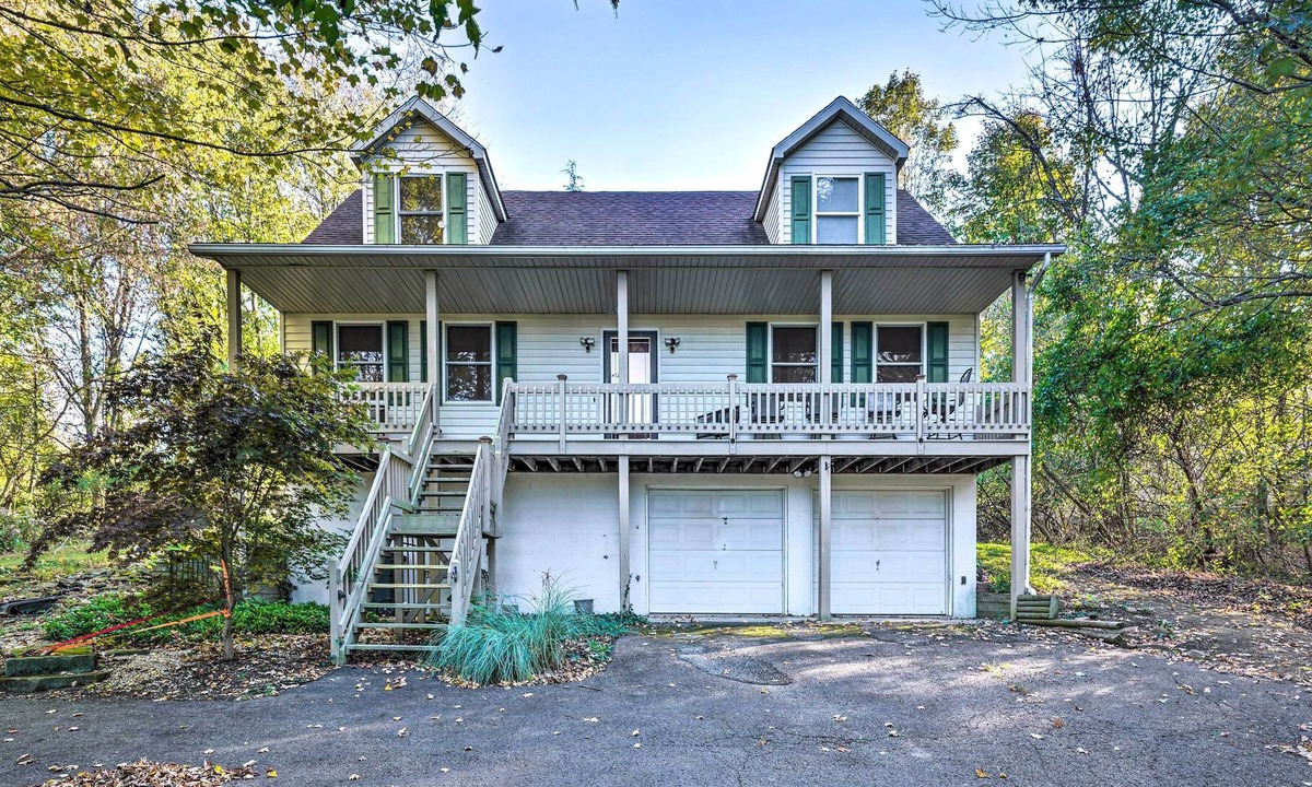 Howard House | 2-Story Apple Valley Home w/ Yard + Deck!