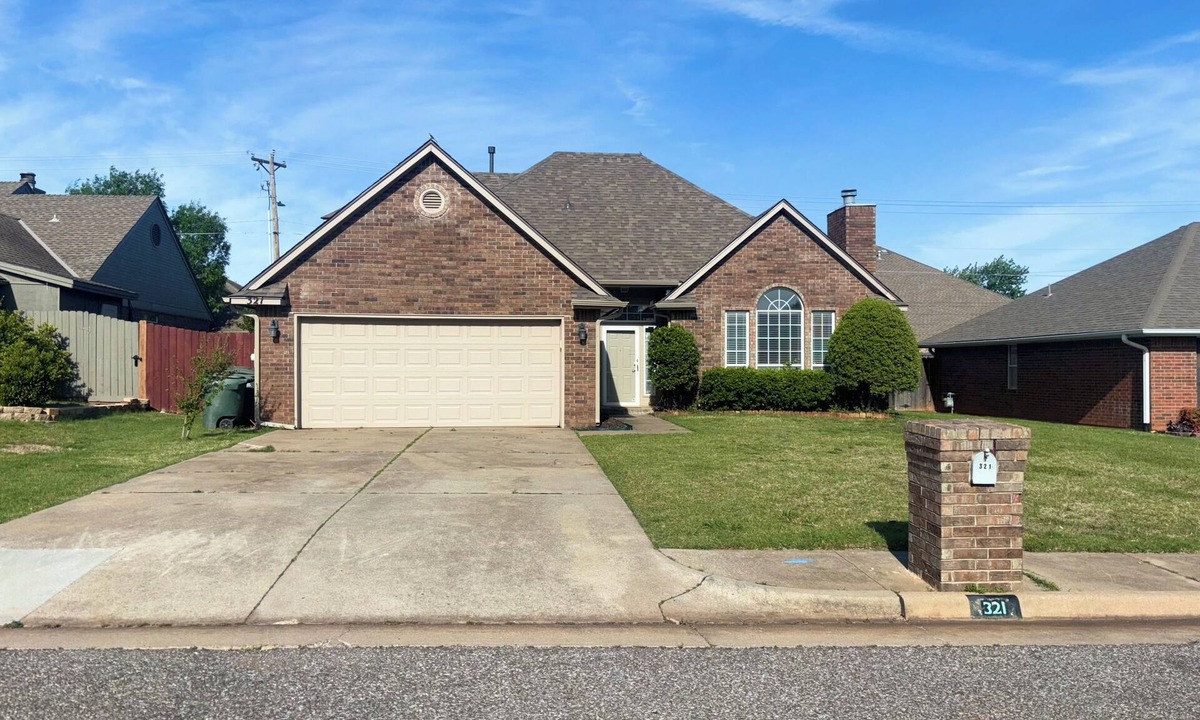 Edmond House | 2-Story Central Edmond Home - 4 bed 2.5 bath