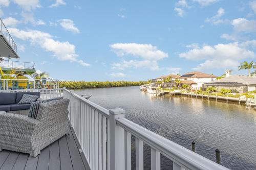 Cape Harbour Villa | 2 Story Lux Waterfront Living in Cape Harbour - Villa Funky Fish House