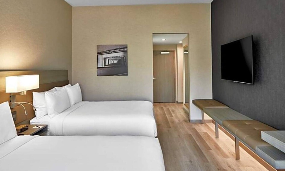 Durham Hotel | 2 Stylish Durham Escape Steps from Duke Gardens, DPAC, and Downtown Dining