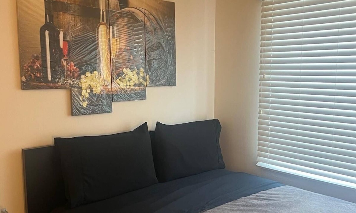 Winnipeg Bed & Breakfast | #2 Swiss Bed Main City, 5* Room, 5.6km 4m Airport