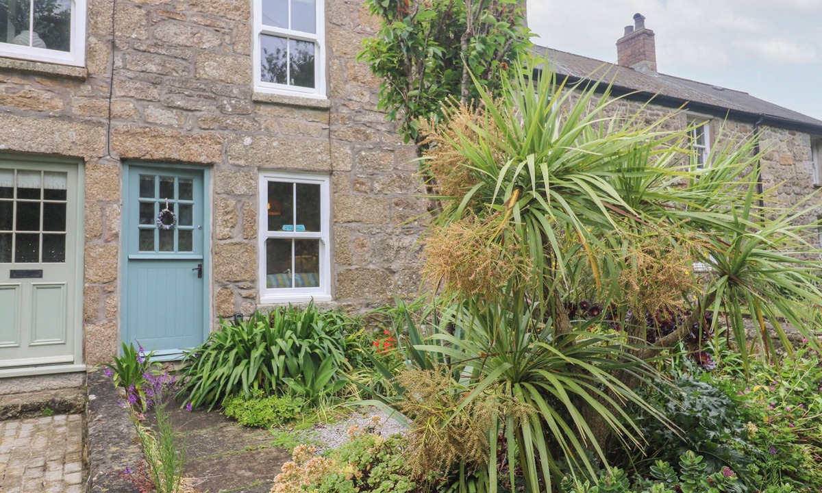 Ludgvan Cottage | 2 THE COTTAGES, with open fire in Ludgvan