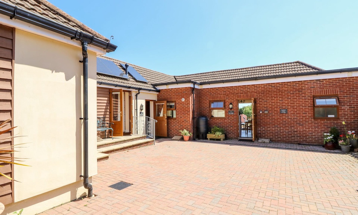 Ryde Cottage | 2 THE STABLES, pet friendly, with a garden in Ryde
