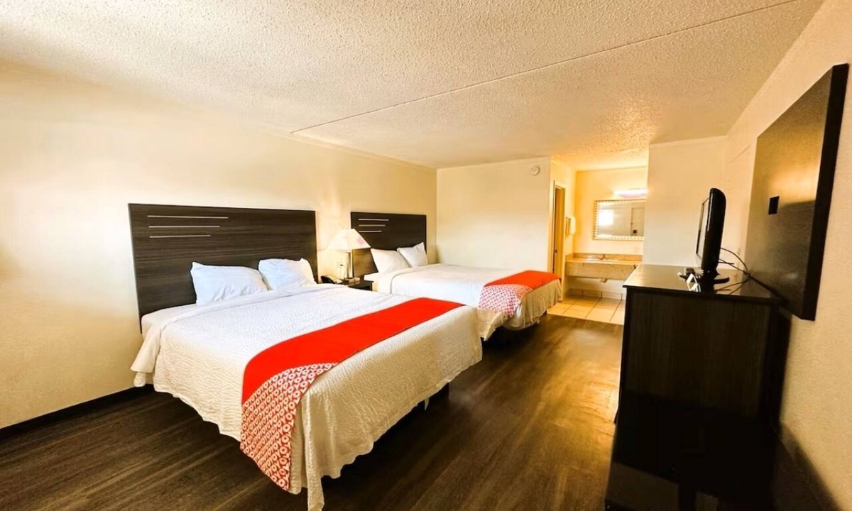 West San Antonio Hotel | 2 Travel Ready Rooms Near Hwy 90 - Outdoor Pool, Free Parking