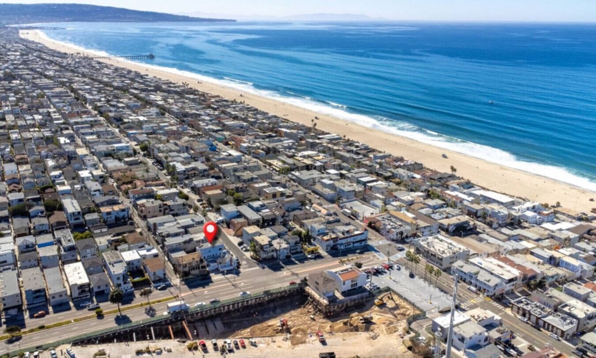 The Strand House | 2 Units - 2 Blocks2Beach - Ocean Views - PoolTable