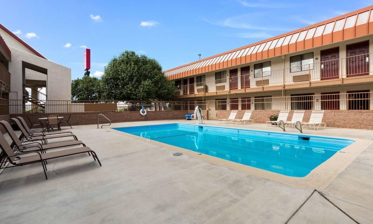 Allison Hotel | 2 Units | Breakfast Included & Pool Access | 6.5 mi to Red Rock hiking adventure