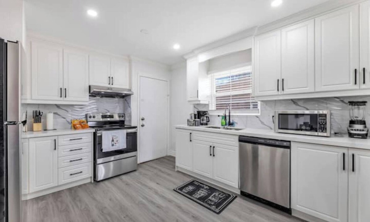 Durham Region House | 2 Units in 1! 5 Bedrooms /3 Bathrooms! PS4 & BBQ!