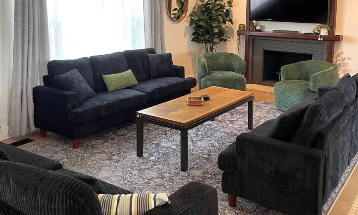 South Jordan House | 2 whole houses, Fire pit, Game room, feel at home.