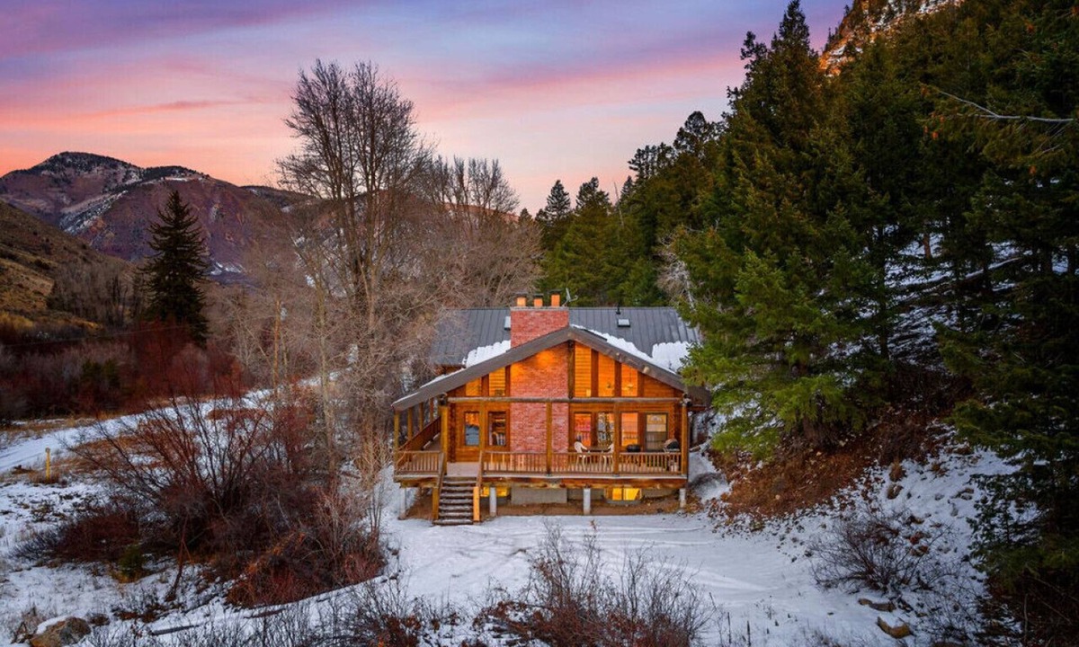 Hanna Cabin | 20 Acres! Arcade Games! Backs to River! Sleeps 22!